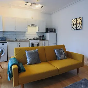 The Best Flat On The Street - Three Minutes Walk From The Beach Apartment